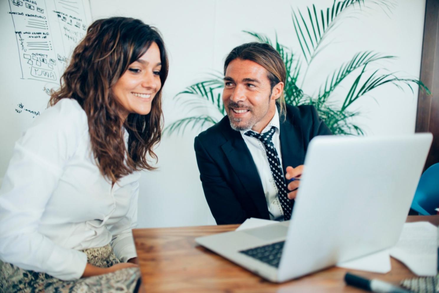 Vista de una moderna oficina financiera con ambiente profesional y tecnología actualizada